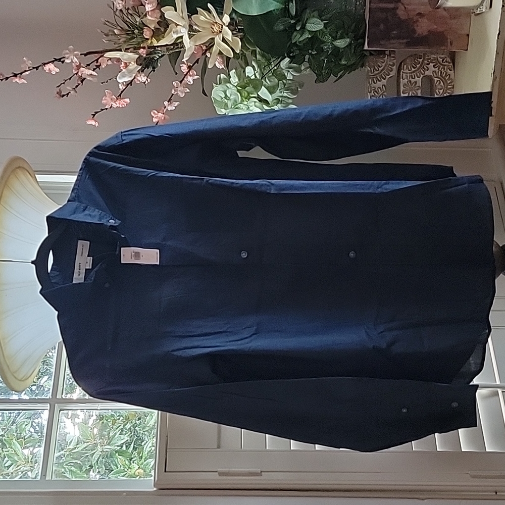 Old Navy men's long sleeve button down shirt. Size M. NWT.